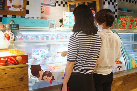 市民正在罗莎蛋糕四方坪店选购“小浪莎”