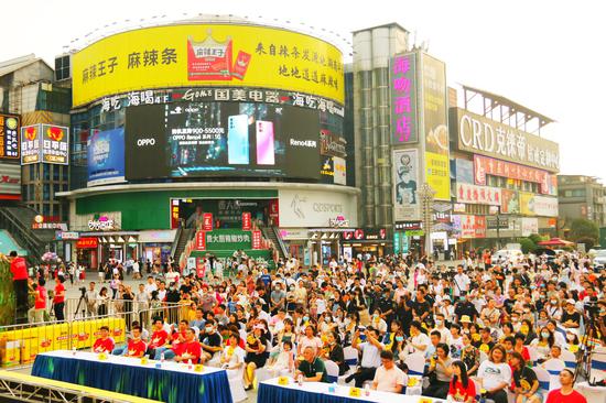 巨型辣条粽子震撼亮相,市民游客排队品尝