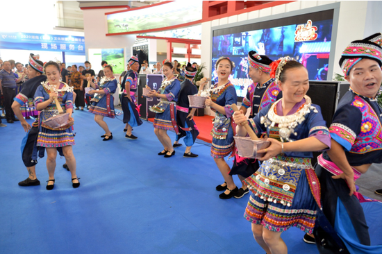 展会现场丰富的文化旅游展演吸引市民驻足。图/刘丰