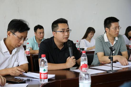 飞天山管委会副主任何宏求主持会议