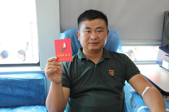 湘南大市场商会党支部成员李波第一次献血