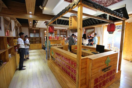 参观鱼粉基地。