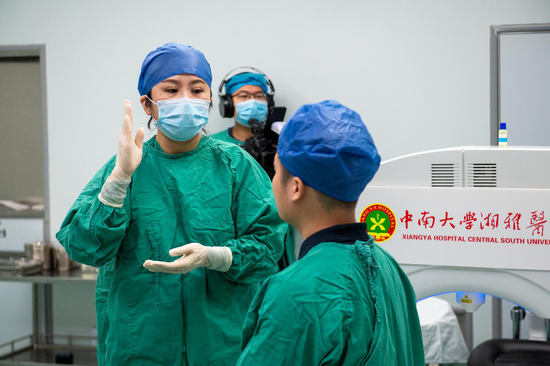 文教授和病患进行术前沟通