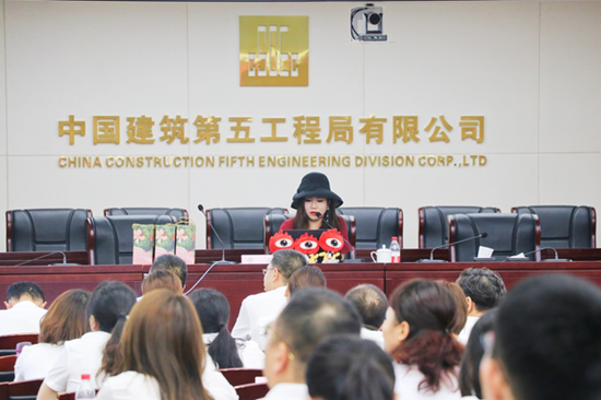 新浪湖南总经理、总编辑黄盈在给中建五局的党务干部做培训