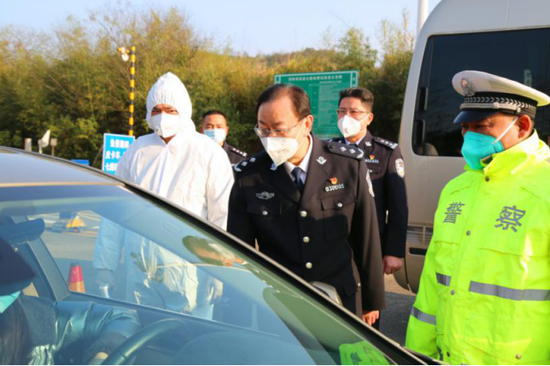 株洲市副市长、市公安局长李晓葵前往城区主要路口督查疫情防控工作、慰问一线执勤人员