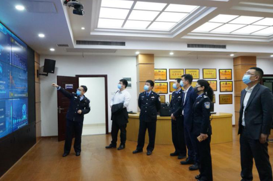 时任科信支队长章恒向有关领导汇报科信支队抗疫工作