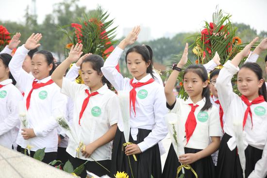 学生代表参加敬献花篮仪式。