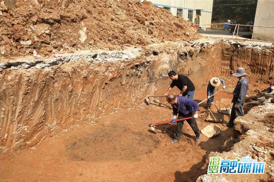 长乐镇海螺山青铜铙出土现场