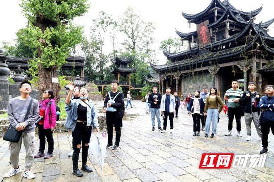 游客参观龙山惹巴拉。