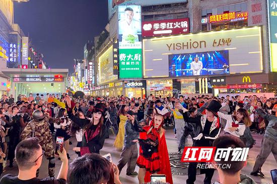 10月11日晚上,长沙黄兴广场上演一场惊悚的万圣节主题快闪秀