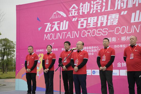 苏仙区委常委、宣传部部长谢东斌致欢迎辞，预祝比赛圆满成功。