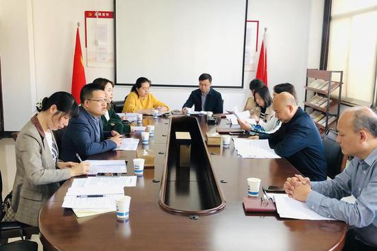 座谈会。