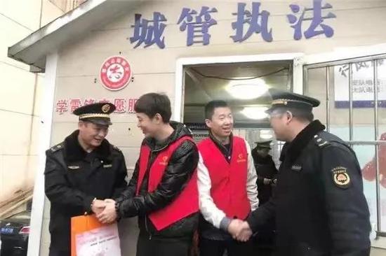 “黑猫警长”——城管人的温情执法,城市的道路变宽了,路面整洁了