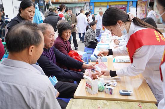 医务人员为市民测量血糖