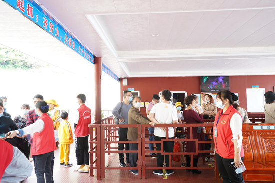 登船处志愿者进行指引