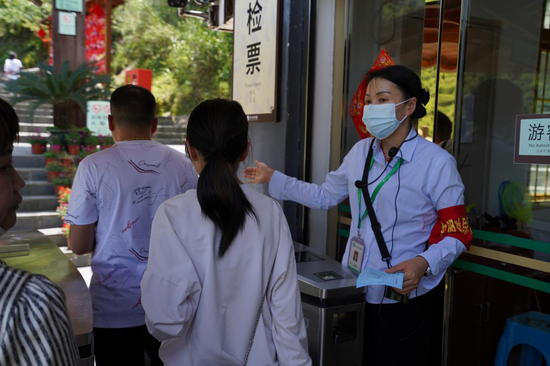 工作人员进行实名制检票