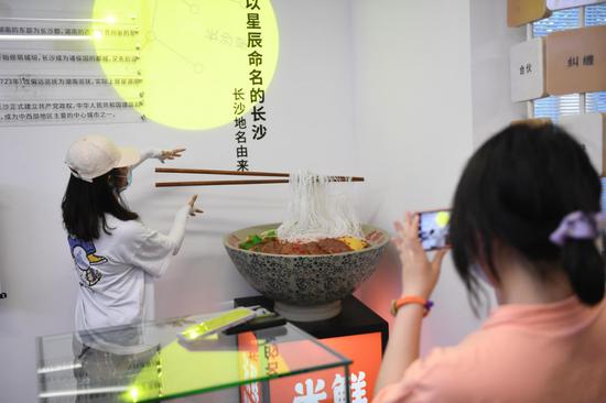 (游客在湖南米粉博物馆参观)