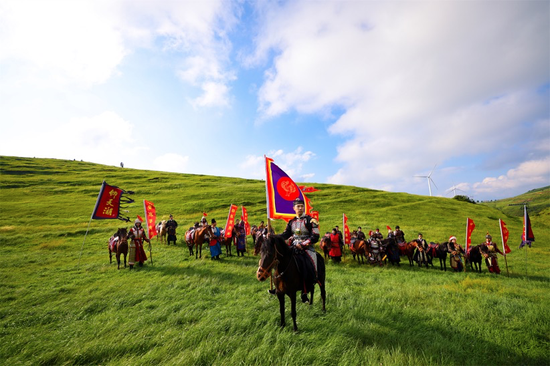 上百位重甲骑兵模拟古时战场浴血杀敌,在草原策马奔腾