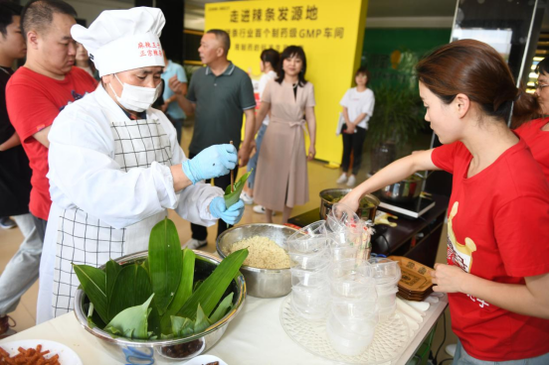 麻辣王子研制出辣条粽子