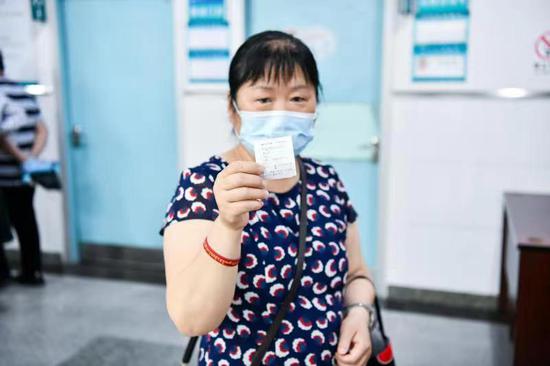 5月27日 在郴州市第一人民医院心内科门诊患者唐建湘在分诊台取到免费复诊号 即将前往诊室找医生查看24小时动态心电图结果