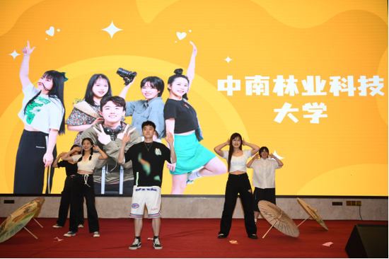 花YOUNG团上台展示才艺，花样夸赞景区。