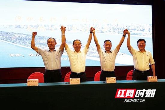 下一步将重点推进三地四中心的信息共享,推动实现“让数据多跑路、让群众少跑腿”。