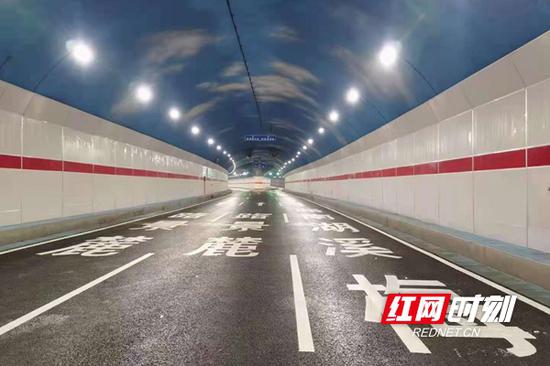6月30日下午,麓景路南延线和含浦大道南北段全线试通车。