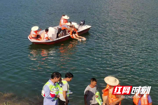 临武县万水乡防溺水应急演练现场。