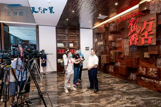 五江集团总裁、湖南省湘菜产业促进会会长肖志军接受了各大媒体的采访