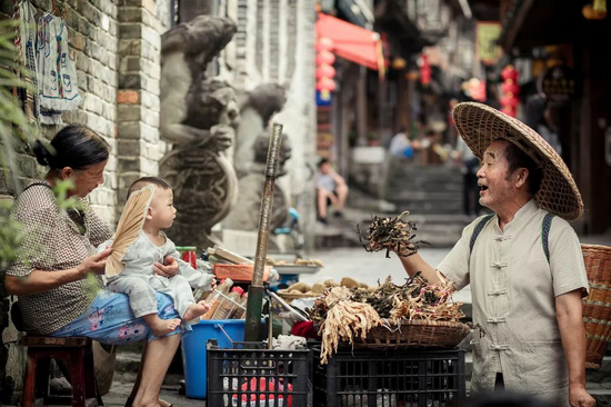 古镇百姓恬淡的慢生活