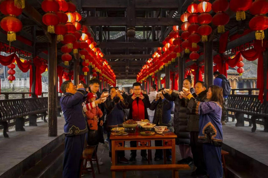 土王桥上喜气团圆的合菜宴