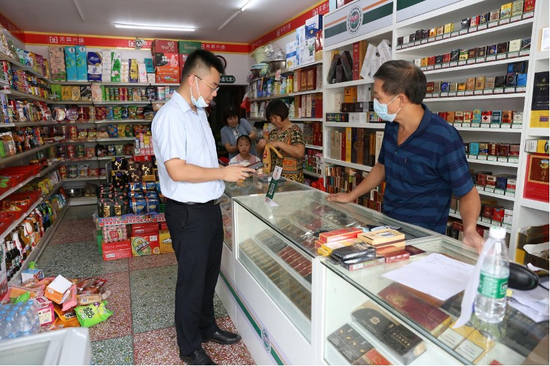 居民在永安镇超市使用数字人民币付款