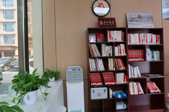 公厕隔壁雷锋驿站一角。