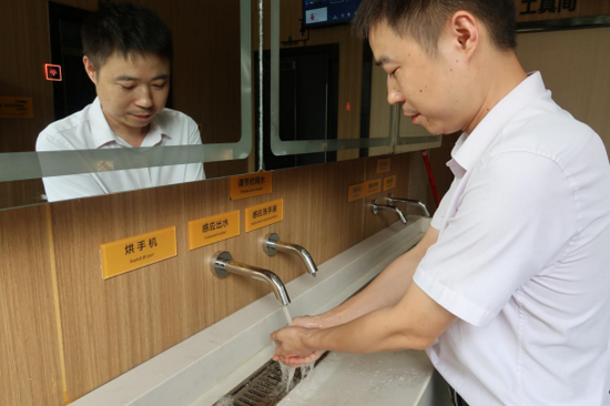 感应系统提供出水、出洗手液、烘干等功能。