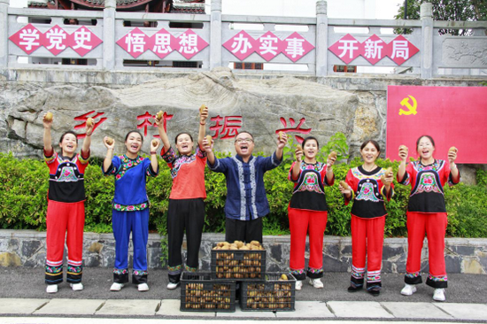 周祖辉和果农们高举菖蒲塘村的“甜蜜”果实。