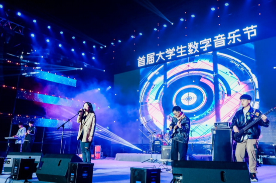 (五支乐队轮番亮相表演)