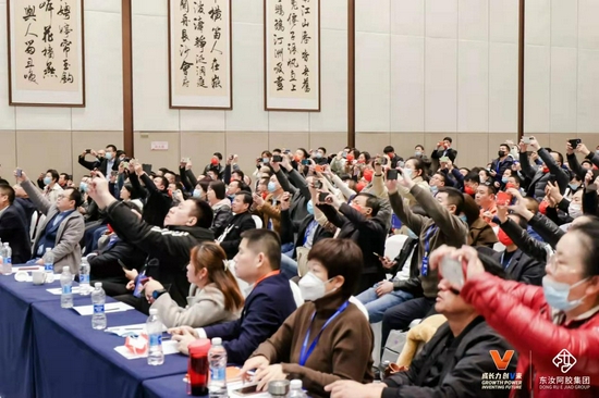 论坛现场气氛热烈,精彩纷呈。