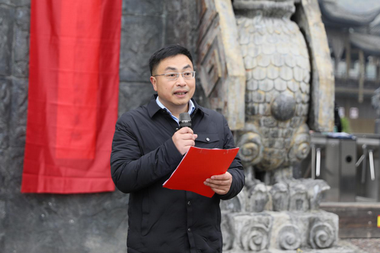 (活动承办方中国网络文学小镇总经理刘志超在授牌仪式上发言)