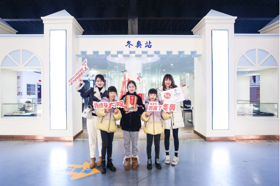 消费者参观2022冬奥知识教育普及馆,了解冰雪运动知识