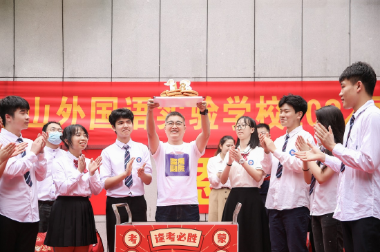 用必胜客比萨制作的成人礼“蛋糕”