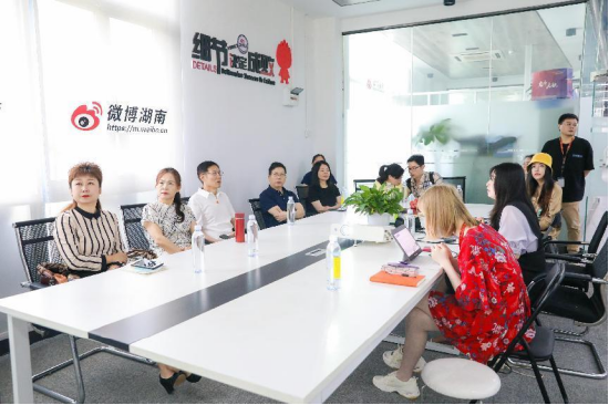 调研组在会上听取新浪湖南近几年的优秀案例分析。