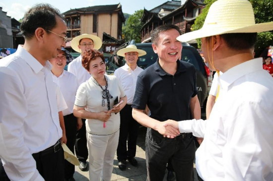 ▲张宏森书记一行走进芙蓉镇进行考察调研