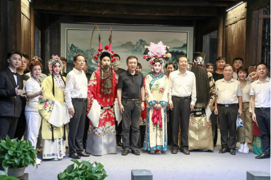 ▲张宏森书记在芙蓉镇戏院与湖南省京剧传承中心众演员合影