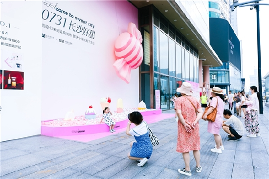 (“网红撒糖墙”吸引众多游客前来拍照打卡)