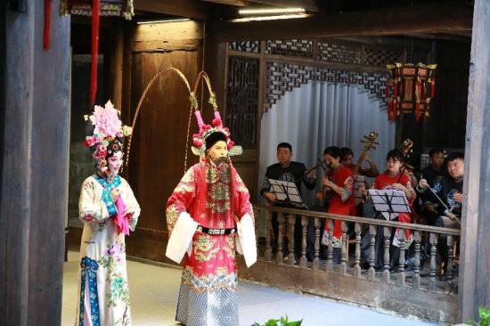 ▲中国作家协会走进“芙蓉戏院”观看京剧表演