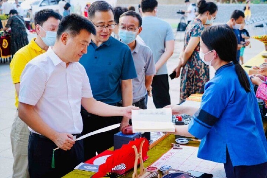 肖建武现场了解女书风俗 高慧 摄