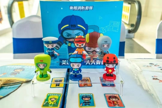 △“蓝潇潇”和“雁飞飞”的潮玩盲盒、围裙、手提袋、口罩等文创产品同步上线