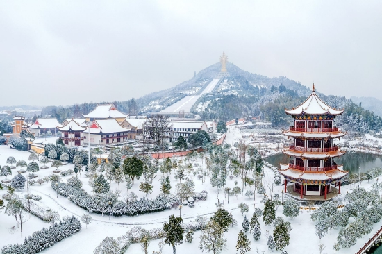 (《漫漫雪覆密印寺》杨小华 摄)