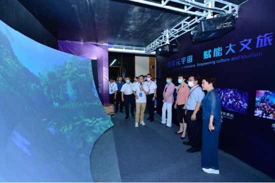 赖明勇、李爱武等领导巡视展区,湖南省旅游景区协会会长钟飞陪同