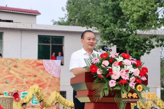 （衡阳市委副书记、市人民政府市长朱健宣布万吨黄贡椒入窖封池。）